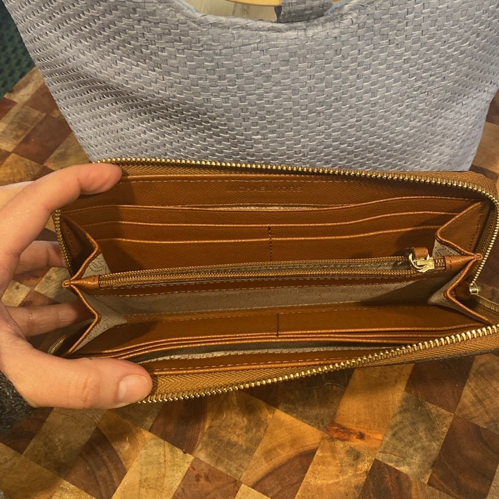 Michael Kors Large Zip Around Wallet NWOT - Picture 4 of 9